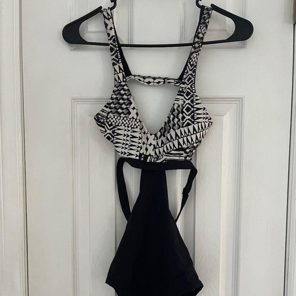 L Space Black & White Sexy 1 Piece Swimsuit Size 4